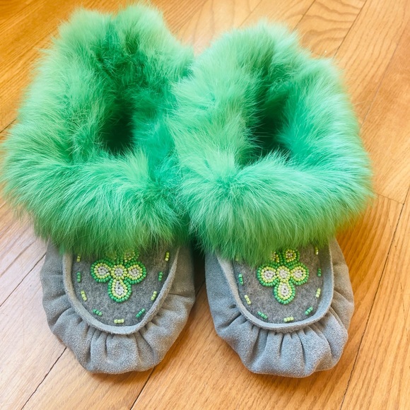 New!! Women’s handmade moccasin slippers size 7/8 - Picture 1 of 1